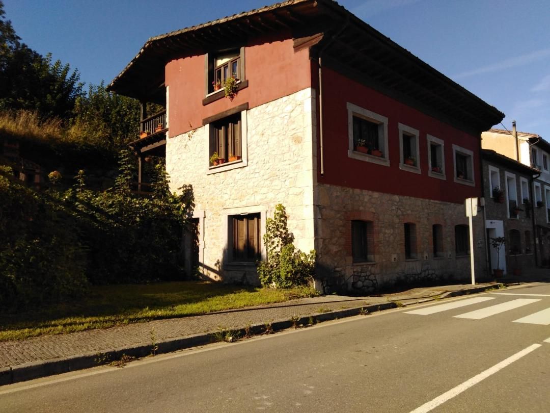 Vista exterior de Casa o xalet en venda en Onís amb Calefacció, Jardí privat i Terrassa