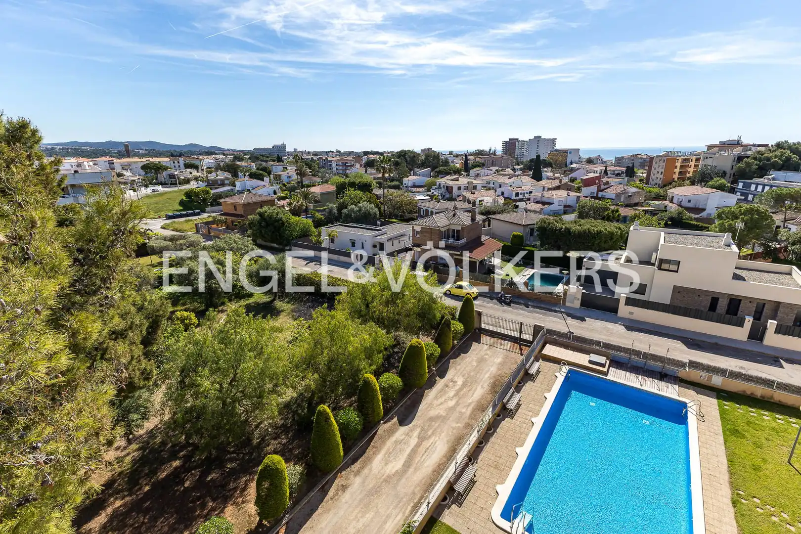 Vista exterior de Àtic en venda en El Vendrell amb Aire condicionat, Calefacció i Jardí privat