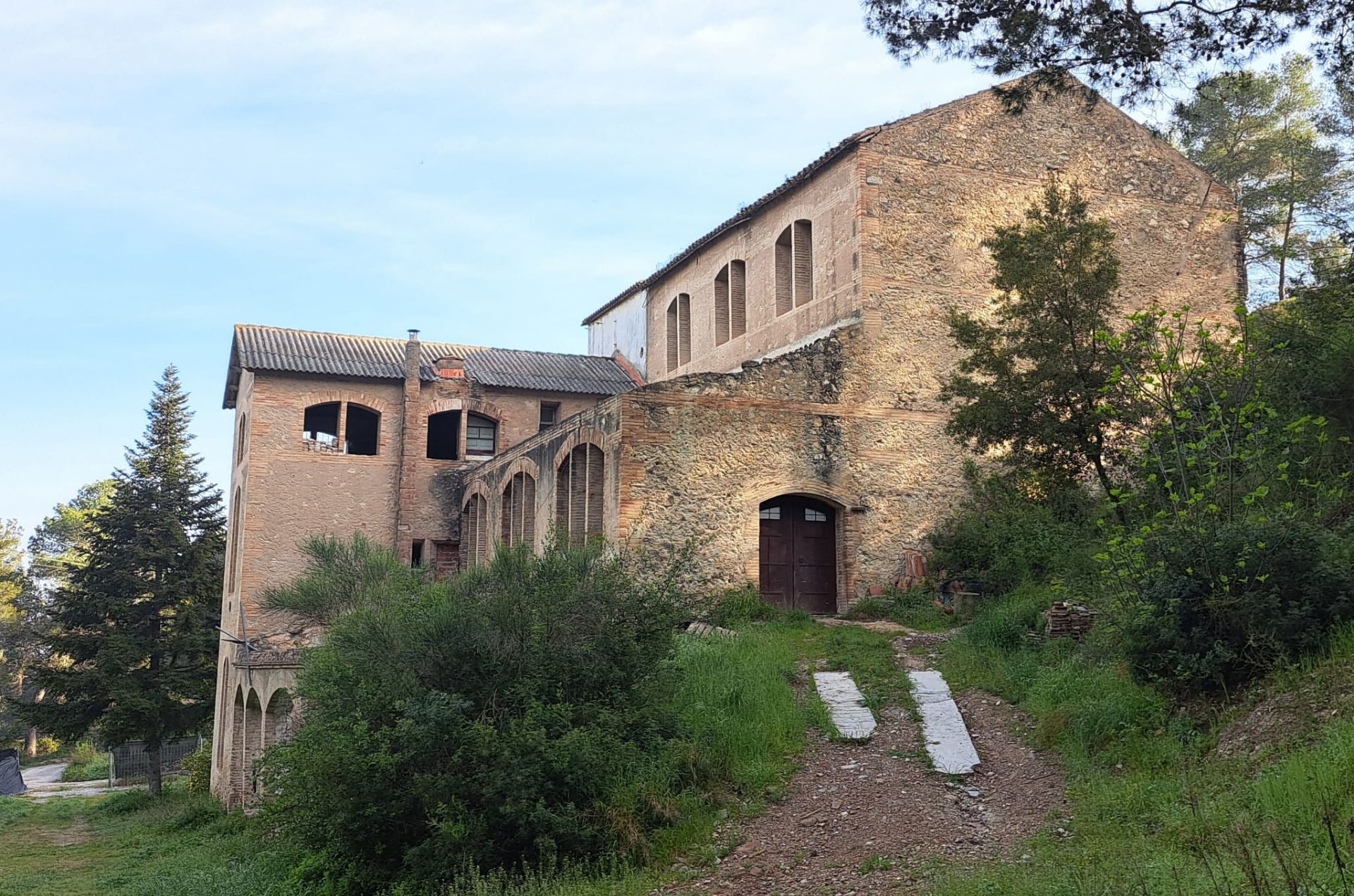 Vista exterior de Finca rústica en venda en Gelida amb Jardí privat
