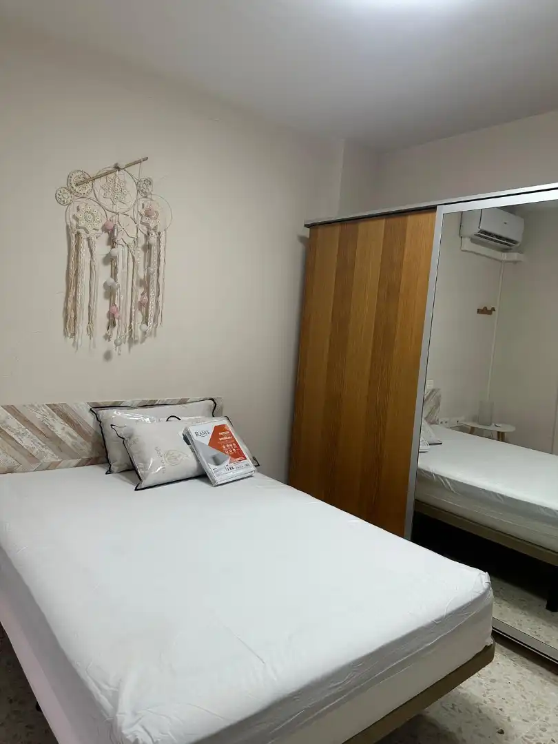 Dormitori de Apartament de lloguer en Almendralejo amb Aire condicionat, Moblat i Rentadora