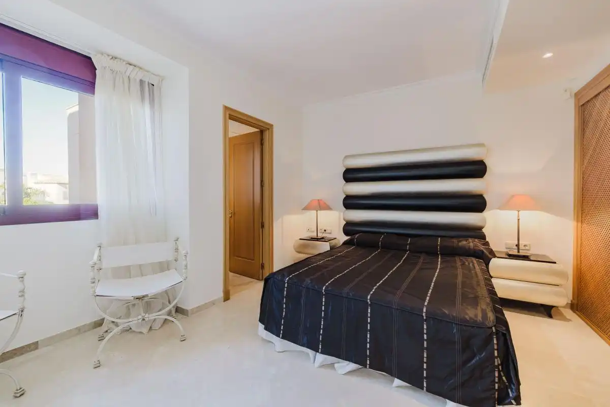 Dormitori de Dúplex en venda en Estepona amb Aire condicionat, Calefacció i Jardí privat