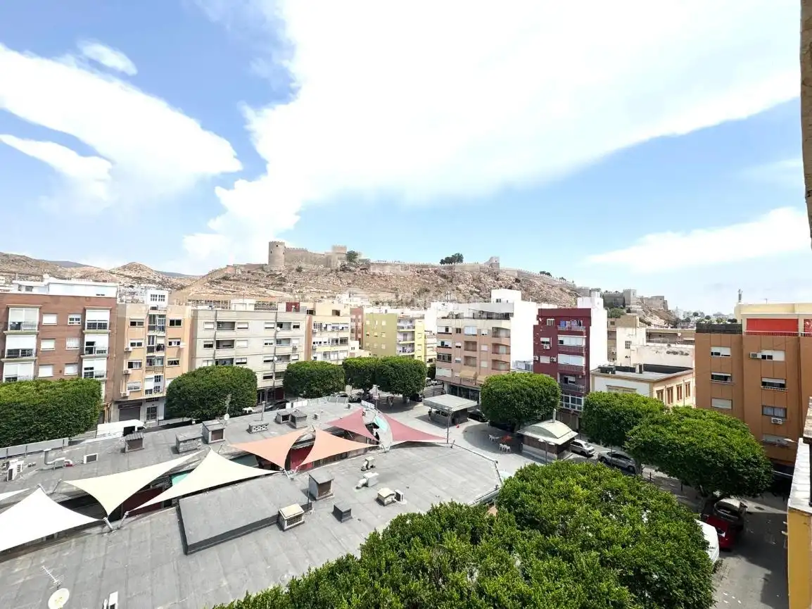 Vista exterior de Pis en venda en Almería amb Terrassa i Balcó