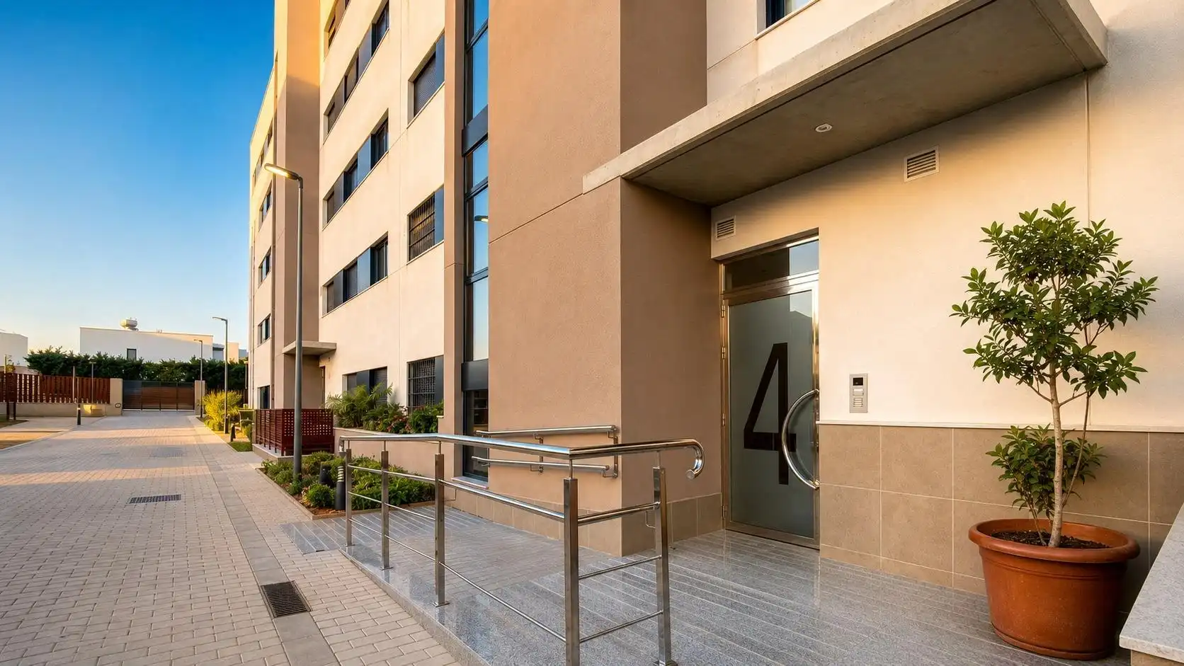Vista exterior de Àtic en venda en Almería amb Aire condicionat, Jardí privat i Terrassa