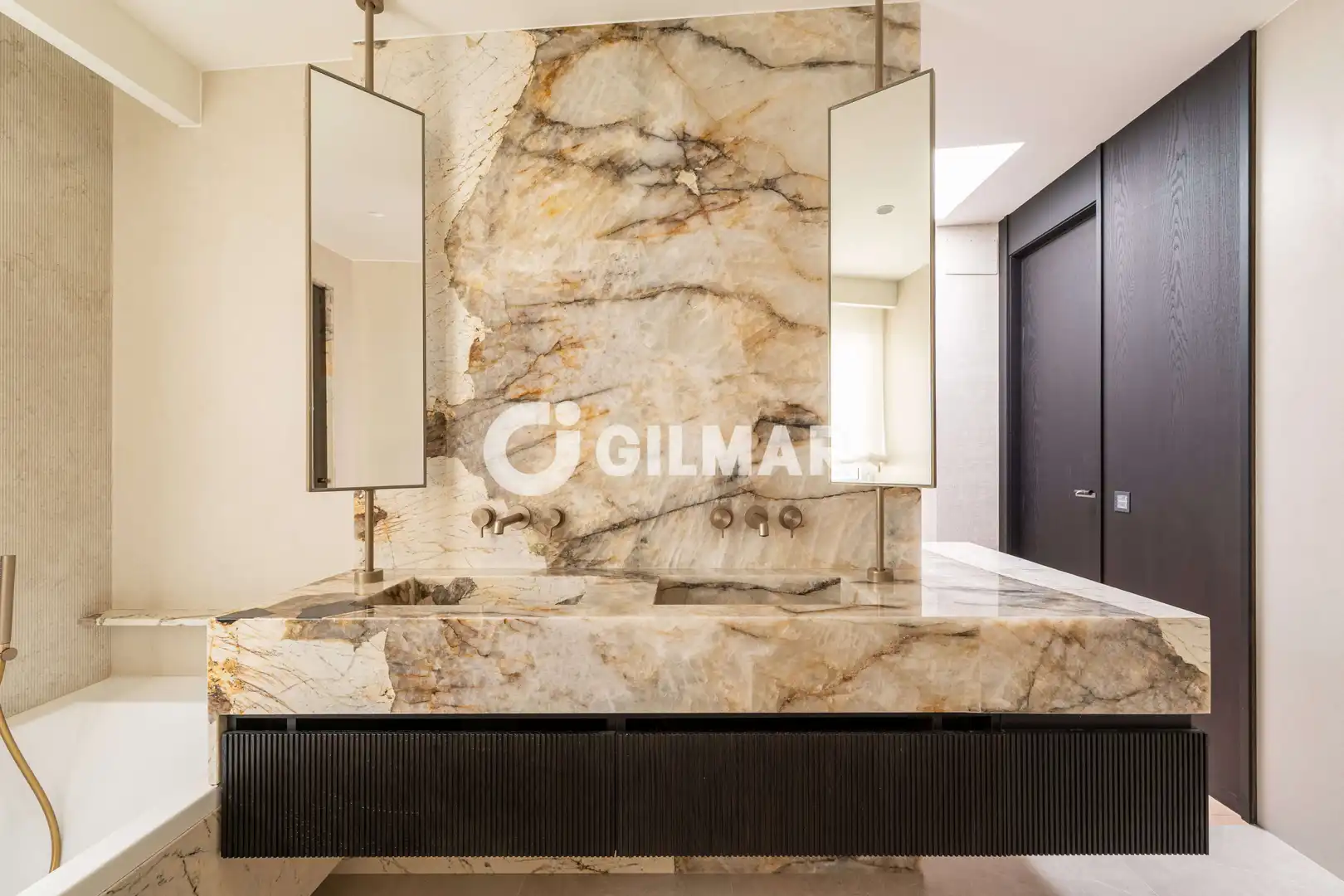 Baño de Dúplex en venta en Madrid con Calefacción y Balcón