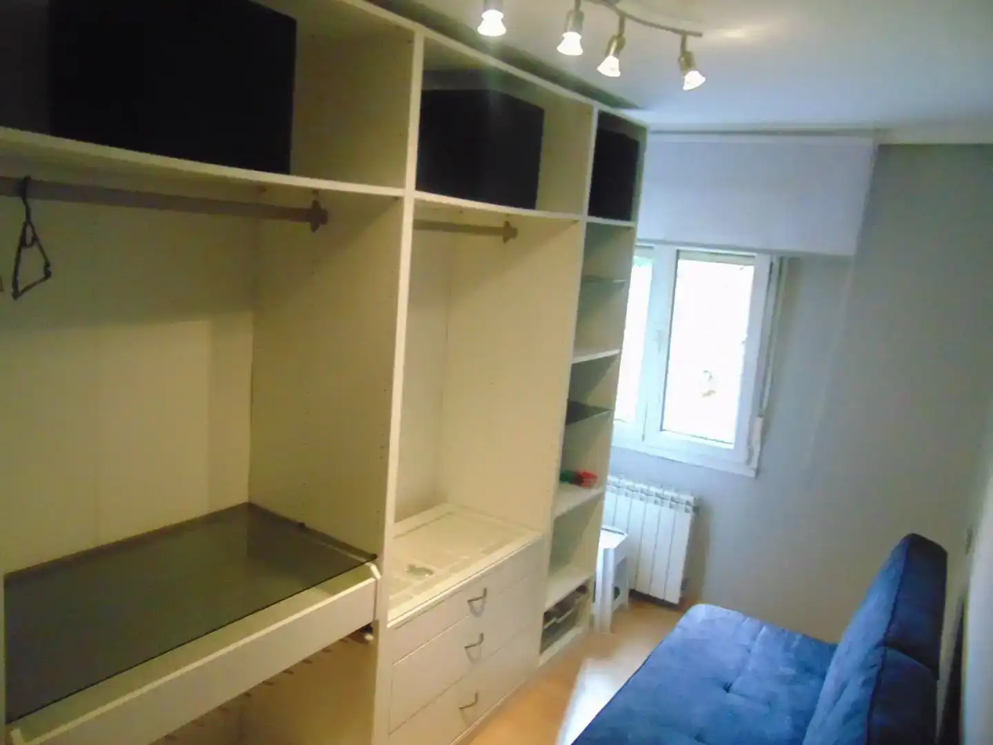 Schlafzimmer von Wohnung zur Miete in Lena mit Parkett und Möbliert