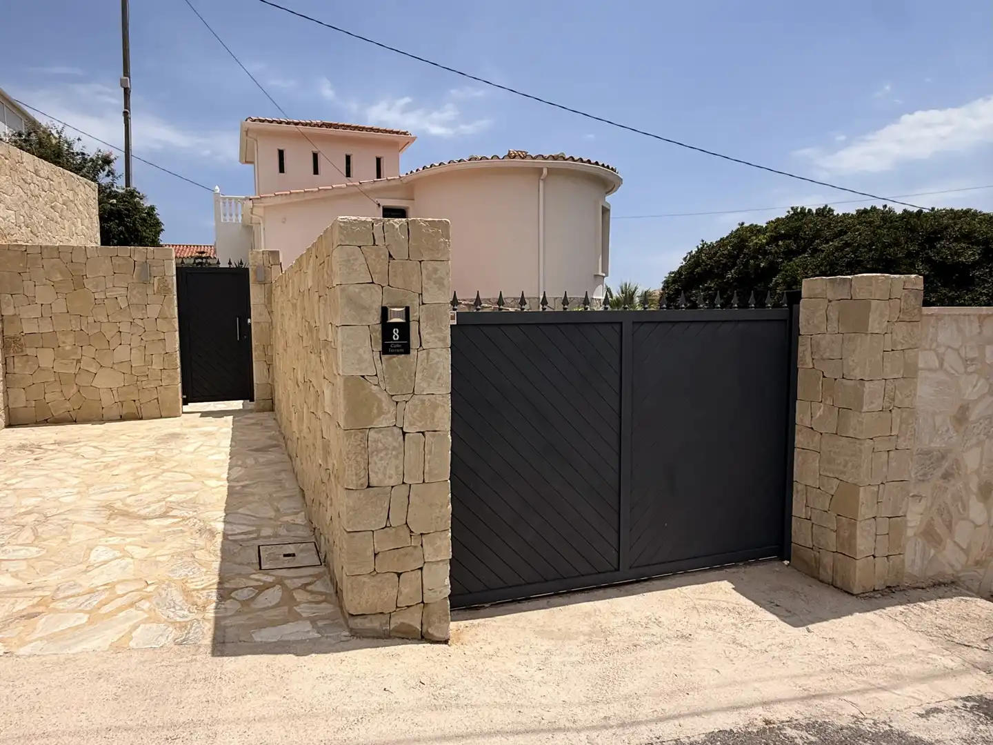 Vista exterior de Casa o xalet en venda en El Campello amb Aire condicionat, Jardí privat i Terrassa