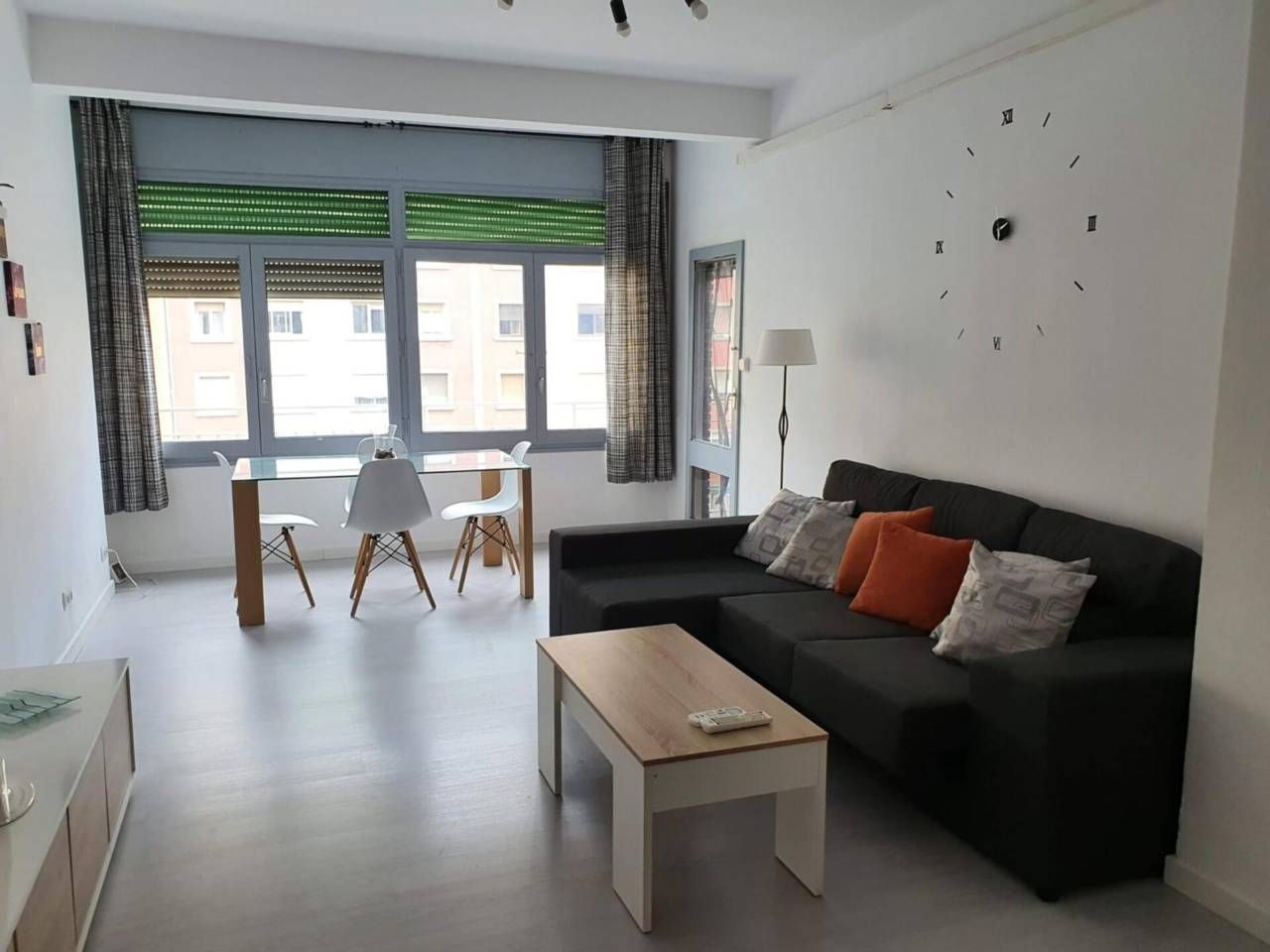 Sala de estar de Piso en venta en  Barcelona Capital con Parquet y Balcón