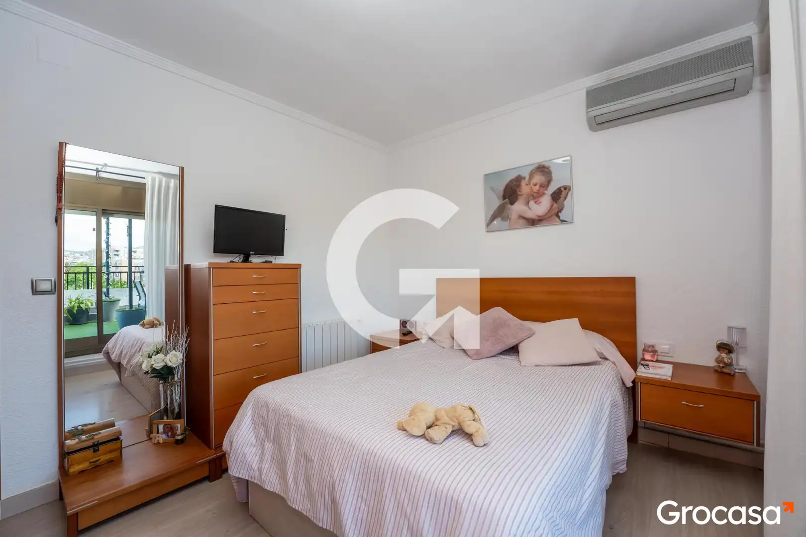 Schlafzimmer von Dachboden zum Verkauf in Cornellà de Llobregat mit Klimaanlage, Heizung und Terrasse