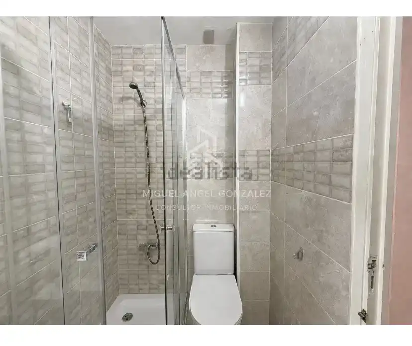 Baño de Piso en venta en  Madrid Capital con Aire acondicionado