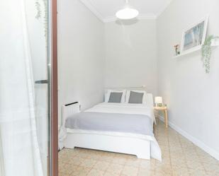 Bedroom of Flat to share in  Barcelona Capital  with Heating, Washing machine and Internet