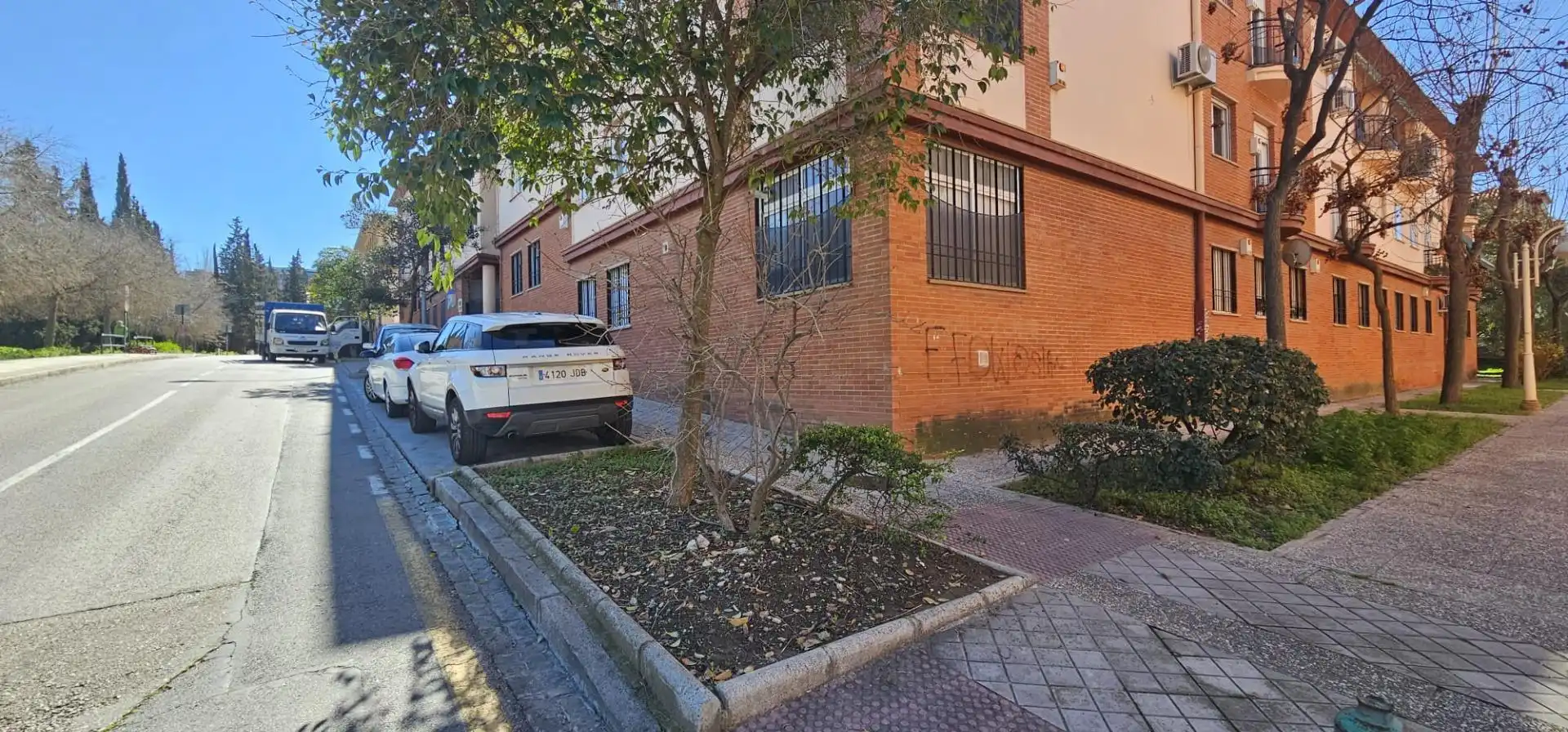 Außenansicht von Garage zum Verkauf in Granada