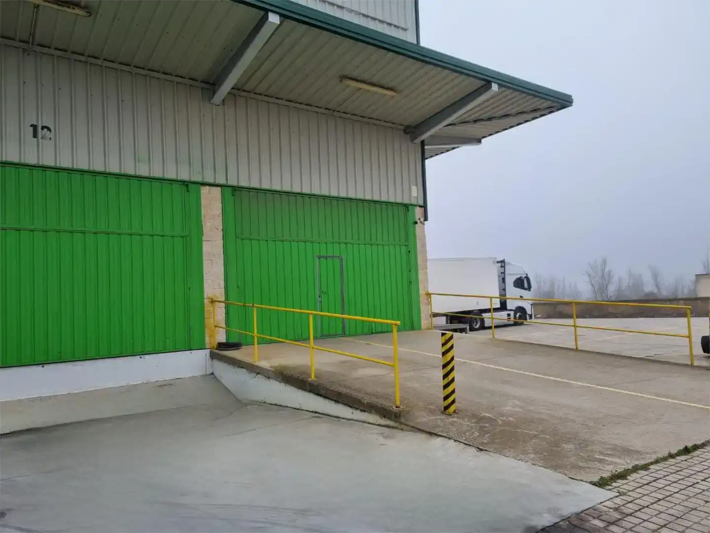 Außenansicht von Fabrikhallen zur Miete in Benavente
