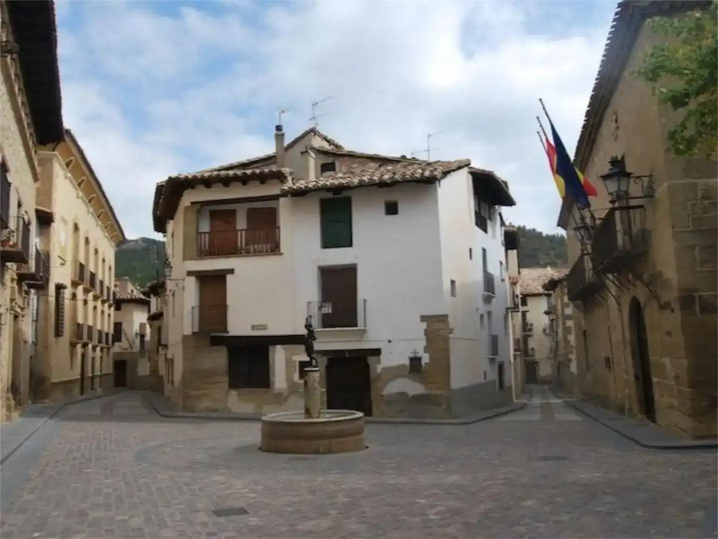 Vista exterior de Casa adosada en venta en Rubielos de Mora con Trastero y Balcón