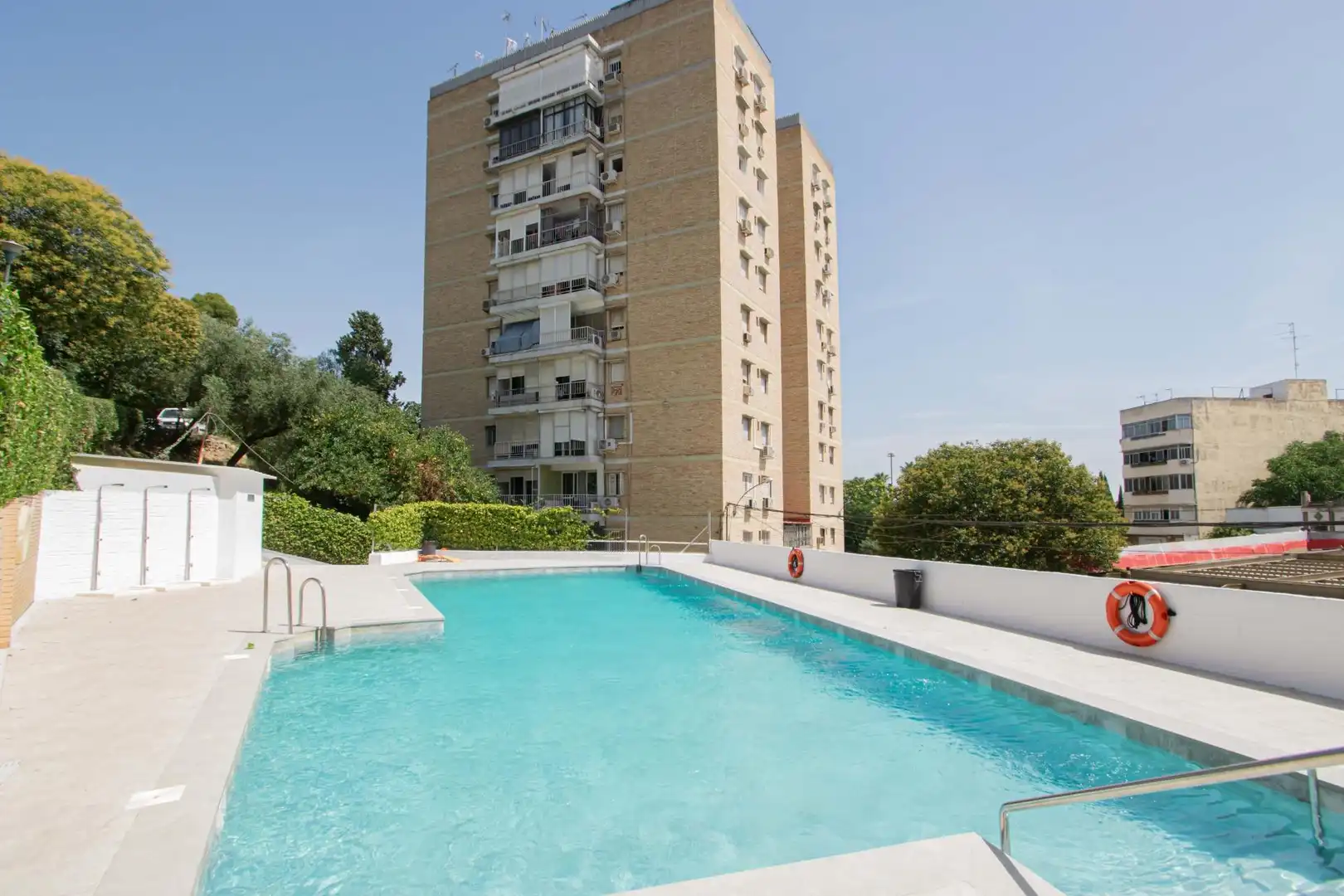 Piscina de Pis en venda en San Juan de Aznalfarache amb Aire condicionat, Terrassa i Piscina comunitària