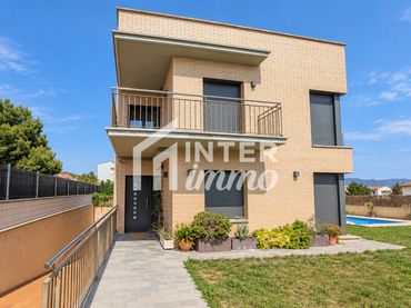 Casa con piscina en venta en Carrer castanyer 2