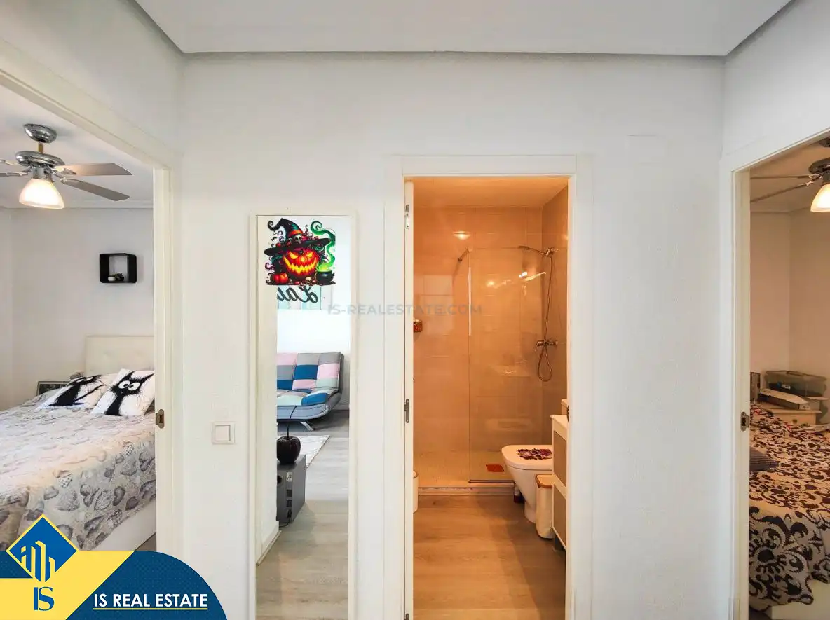 Baño de Casa adosada en venta en Torrevieja con Aire acondicionado, Calefacción y Jardín privado