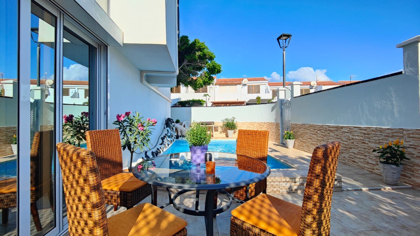 Vista exterior de Casa o xalet en venda en Arona amb Jardí privat, Terrassa i Piscina