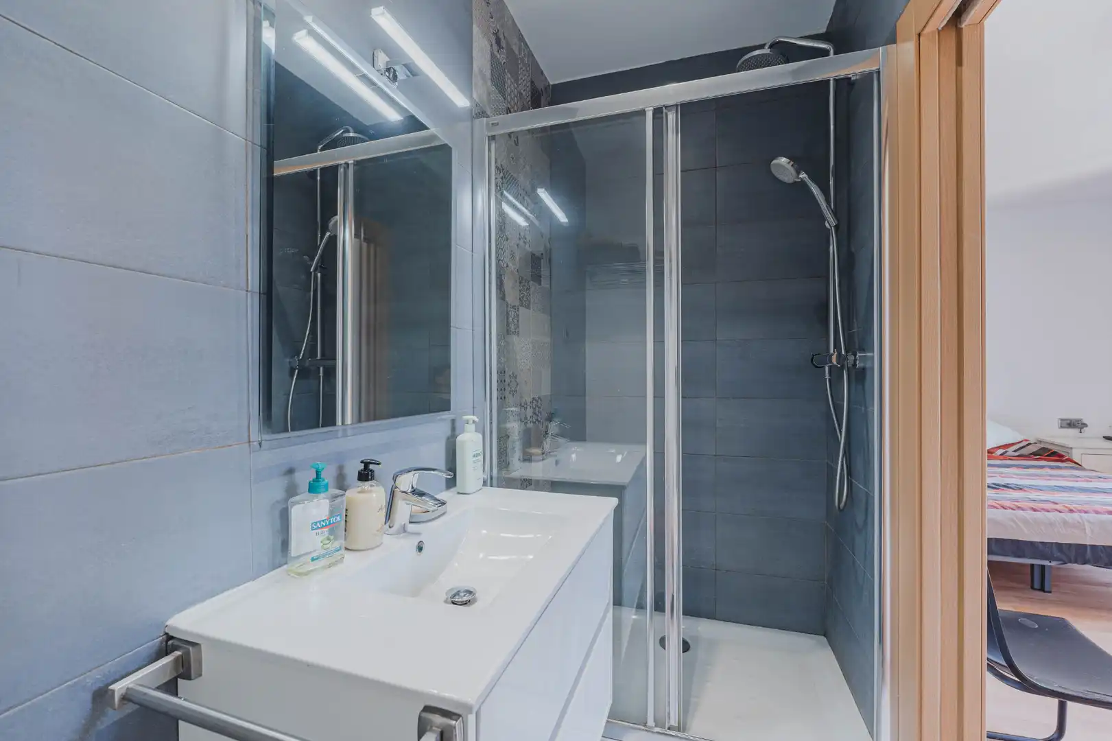 Badezimmer von Wohnung zum Verkauf in Barcelona mit Klimaanlage, Heizung und Ofen