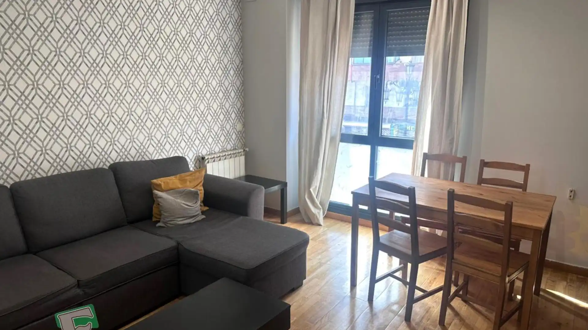 Sala d'estar de Pis en venda en Oviedo  amb Calefacció i Moblat