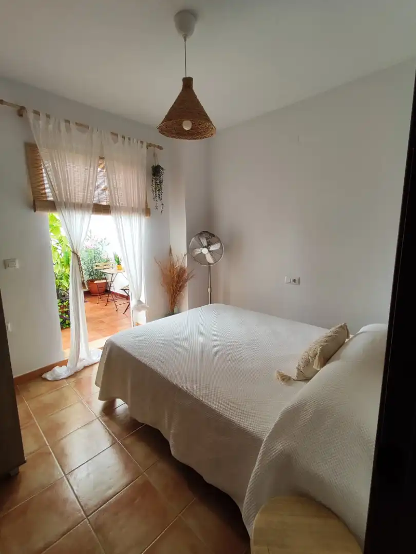 Dormitori de Apartament en venda en El Bosque amb Aire condicionat, Jardí privat i Moblat