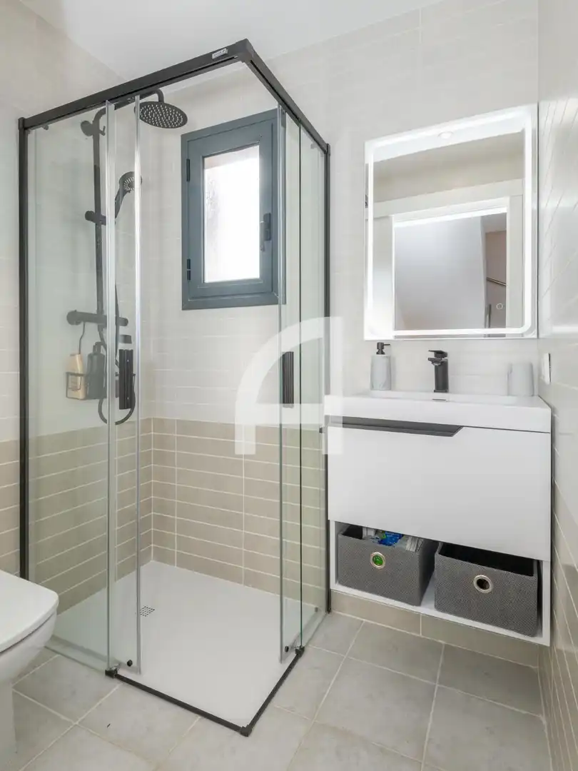 Badezimmer von Einfamilien-Reihenhaus zum Verkauf in Castell d'Aro, Platja d'Aro i s'Agaró mit Klimaanlage, Privatgarten und Terrasse