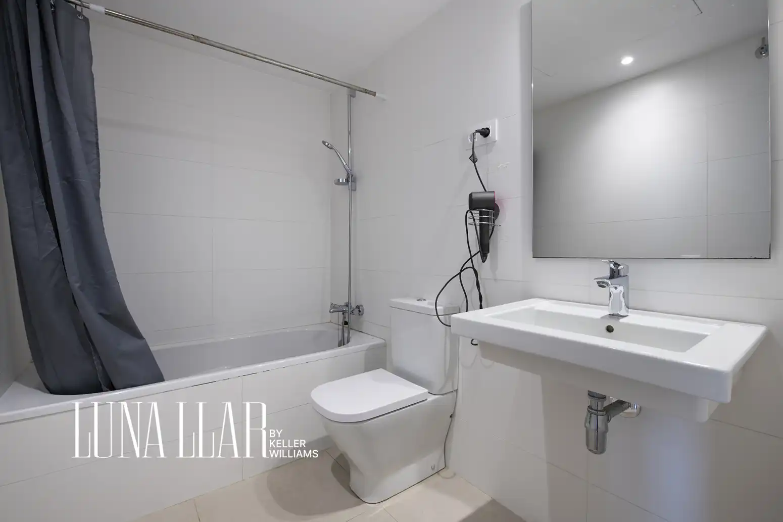 Baño de Piso en venta en Cornellà de Llobregat con Aire acondicionado, Calefacción y Jardín privado