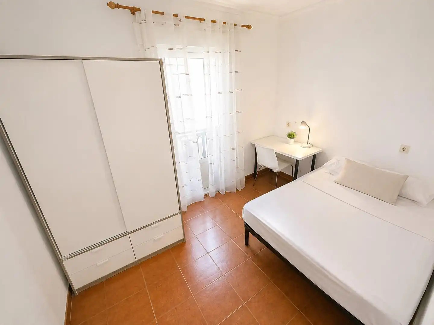 Schlafzimmer von Wohnung zur Miete in Madrid mit Heizung, Möbliert und Balkon