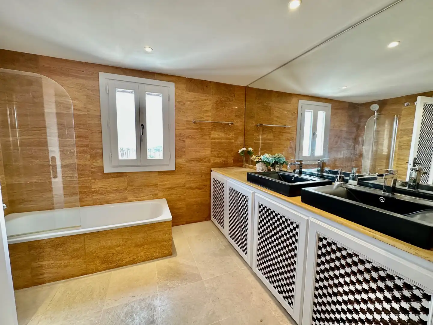 Badezimmer von Einfamilien-Reihenhaus zum Verkauf in Marbella mit Klimaanlage, Privatgarten und Terrasse