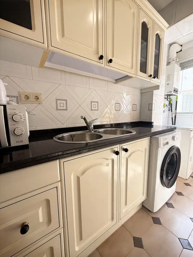 Cuina de Pis de lloguer en Granada amb Aire condicionat, Calefacció i Moblat