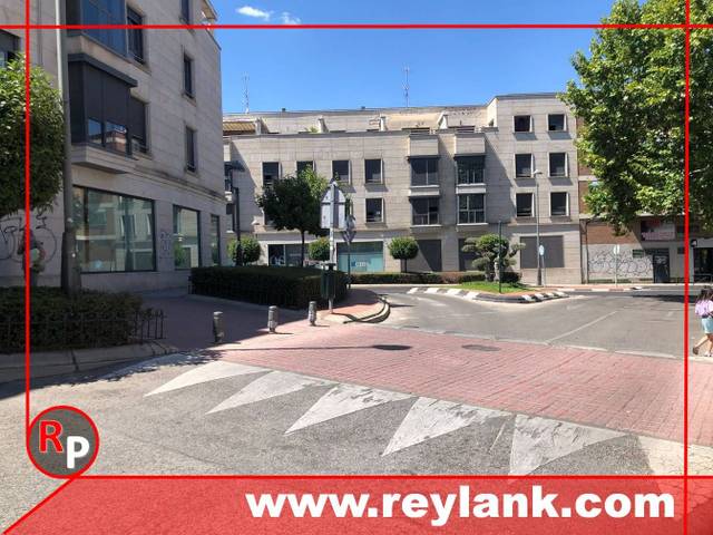 Garaje en Venta en Calle Blas de Otero en Montserrat - Parque Empresarial