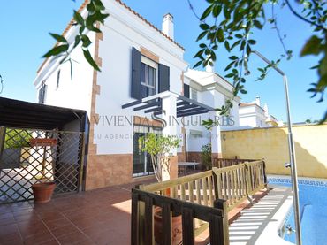Casa pareada con balcón en venta en Palomares del Río