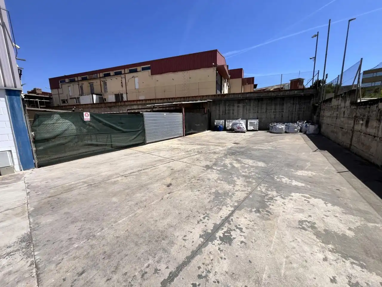 Parkplatz von Fabrikhallen zum Verkauf in Sant Esteve Sesrovires mit Alarm