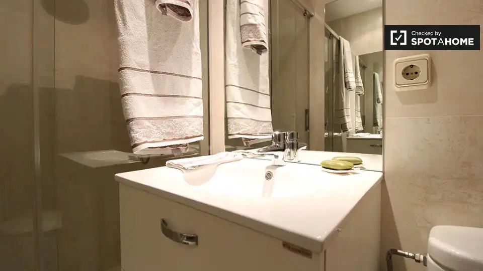 Bathroom of Flat for share in Madrid  with Air Conditioner, Terrace and Furnished