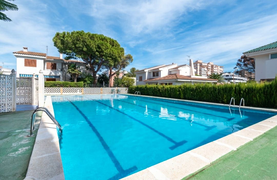 Piscina de Casa adosada en venda en Benicasim / Benicàssim amb Calefacció, Terrassa i Moblat