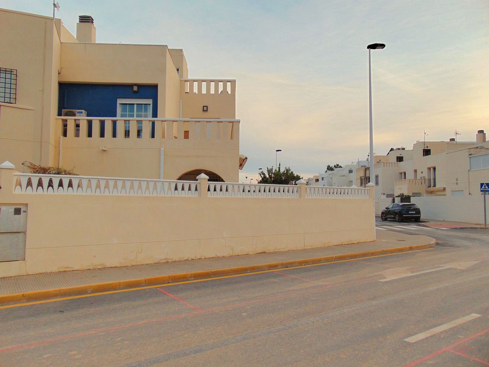 Vista exterior de Casa adosada en venda en San Pedro del Pinatar amb Aire condicionat, Calefacció i Jardí privat