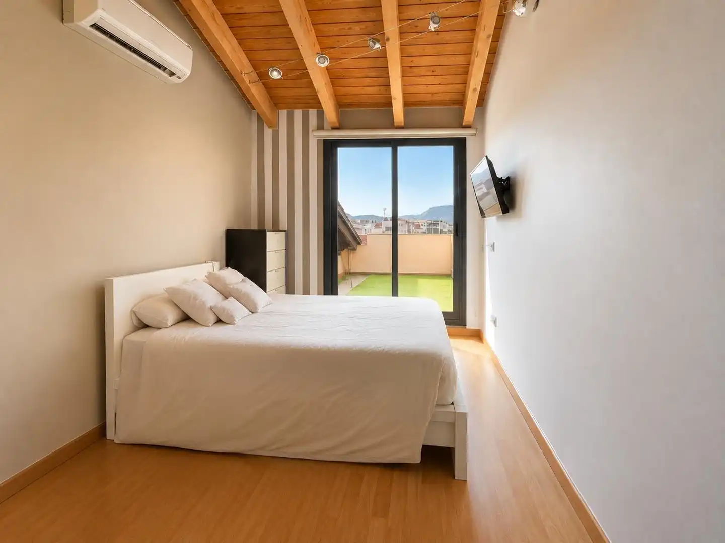 Habitación de Dúplex en venta en Terrassa con Aire acondicionado, Calefacción y Terraza