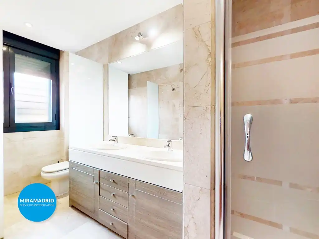 Baño de Casa adosada en venta en Paracuellos de Jarama con Aire acondicionado