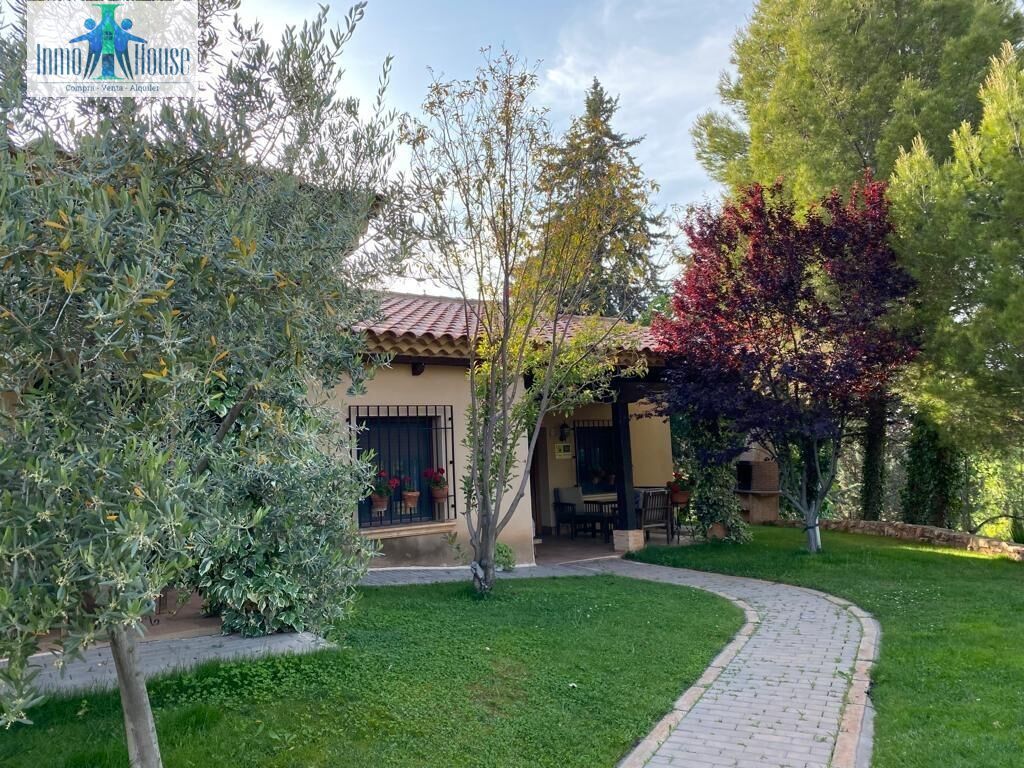 Vista exterior de Casa o xalet en venda en Alcaraz amb Calefacció i Jardí privat