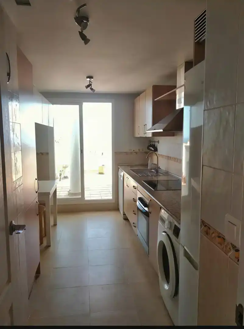 Cuina de Àtic de lloguer en Rincón de la Victoria amb Aire condicionat, Terrassa i Moblat