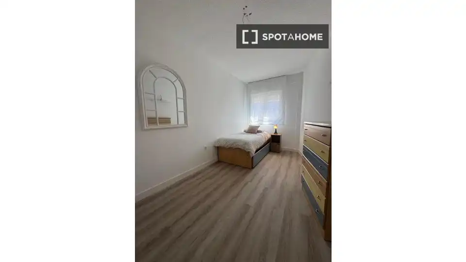 Bedroom of Flat for rent in Madrid  with Air Conditioner, Heating and Furnished