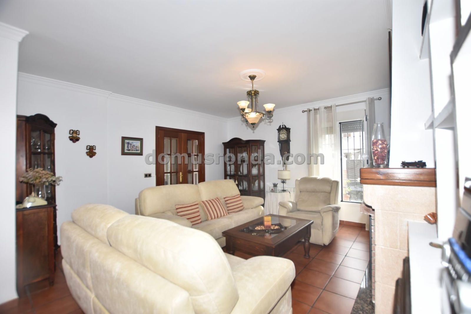 Sala d'estar de Casa o xalet en venda en Ronda amb Calefacció, Traster i Moblat