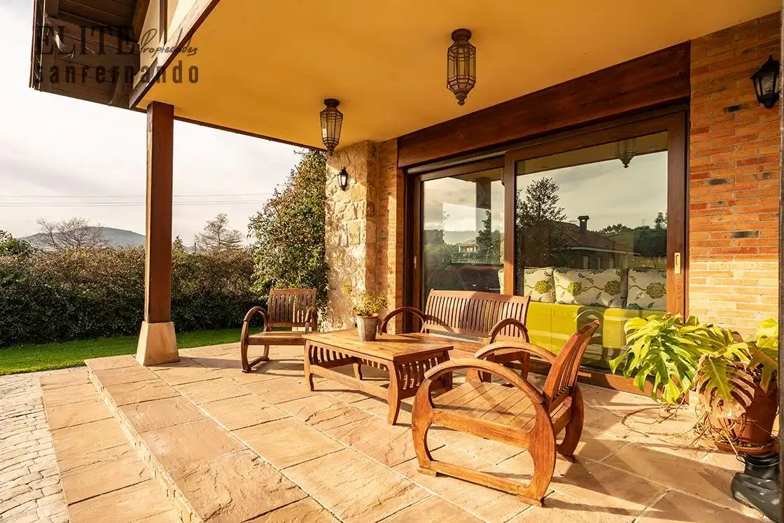 Terrassa de Casa o xalet en venda en Santillana del Mar amb Calefacció, Jardí privat i Piscina