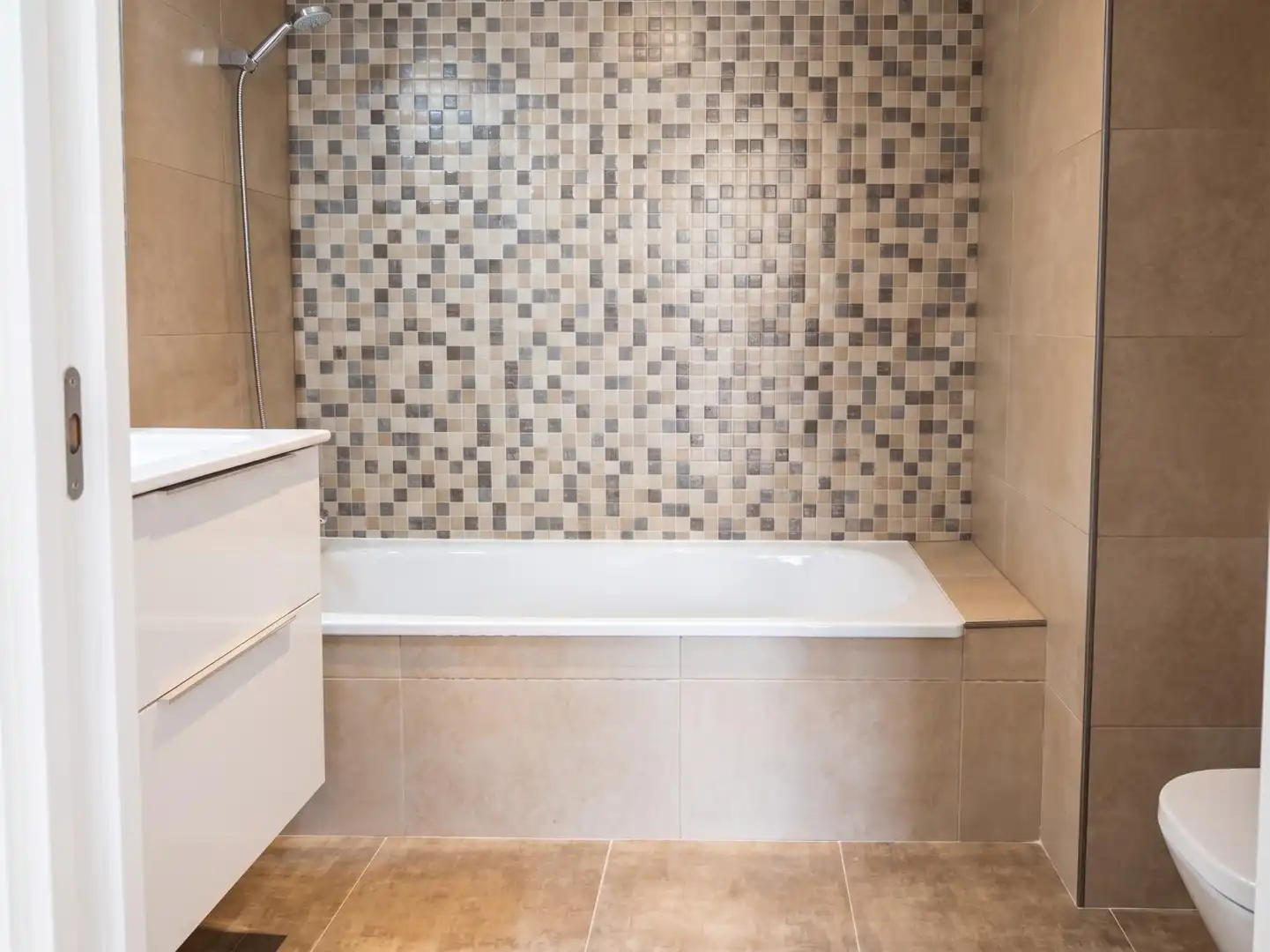 Baño de Piso en venta en L'Hospitalet de Llobregat con Aire acondicionado, Calefacción y Jardín privado