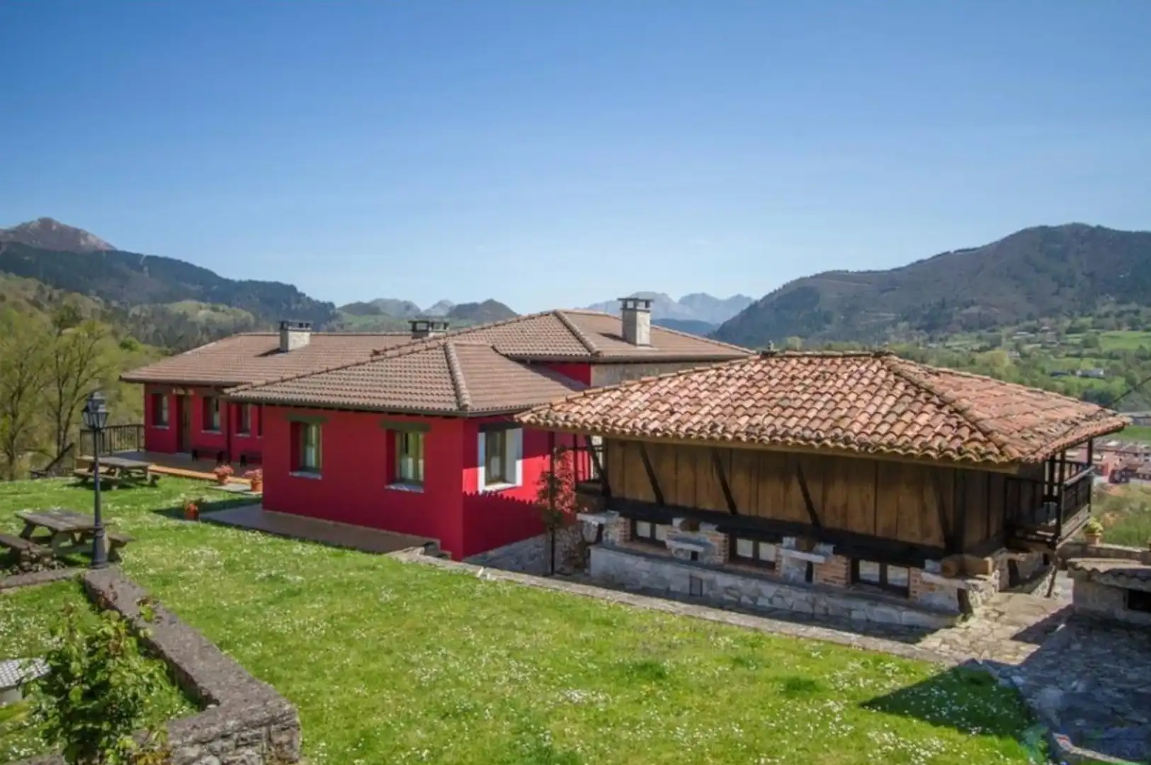 Vista exterior de Edificio en venta en Parres, Asturias