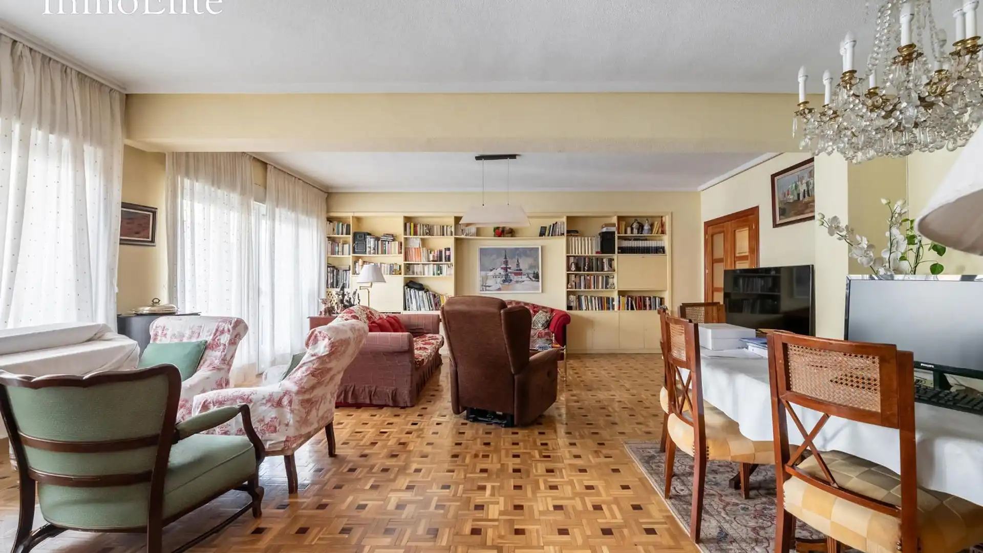 Sala de estar de Piso en venta en  Madrid Capital con Calefacción, Parquet y Terraza