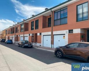 Vista exterior de Casa adosada en venda en Portillo amb Calefacció, Jardí privat i Terrassa