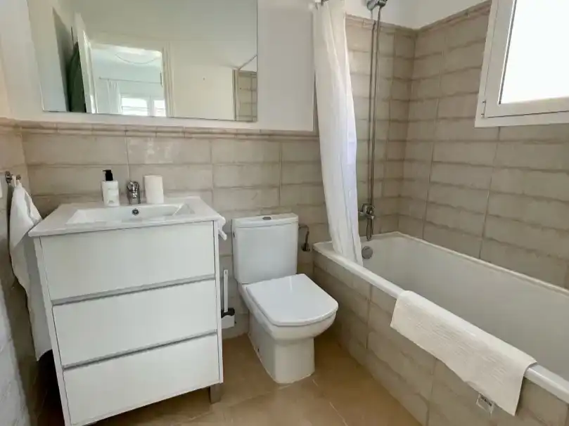 Badezimmer von Haus oder Chalet zur Miete in Ciutadella de Menorca mit Klimaanlage, Privatgarten und Abstellraum