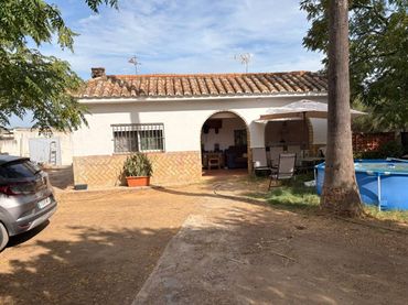 Chalet con piscina en venta en Calle Constantina