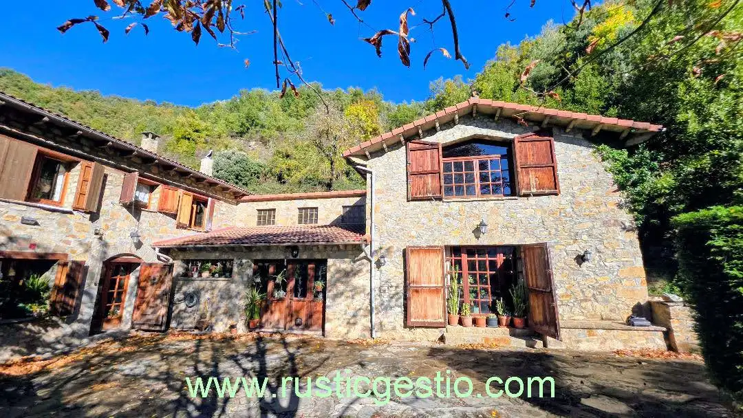 Vista exterior de Finca rústica en venta en Vallfogona de Ripollès con Jardín privado, Terraza y Piscina