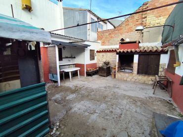 Casa amb balcó en venda a Avenida de la Constitucion